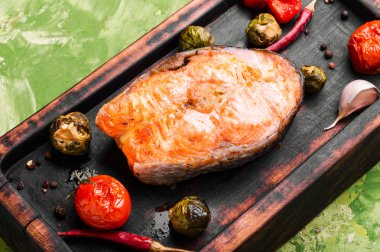 Fırında somon, domates, biber ve Brüksel lahanası. Sebze garnitürlü balık bifteği. Izgara somon.