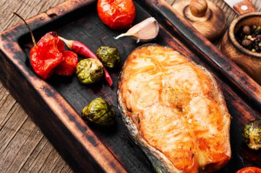 Izgara somon, domates, biber ve lahana. Sebze garnitürlü balık bifteği. Izgara taze balık.