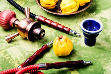 Rahatlamak için bıldırcın aromalı oryantal shisha nargilesi. Ayva shisha. utumn shisha menüsü