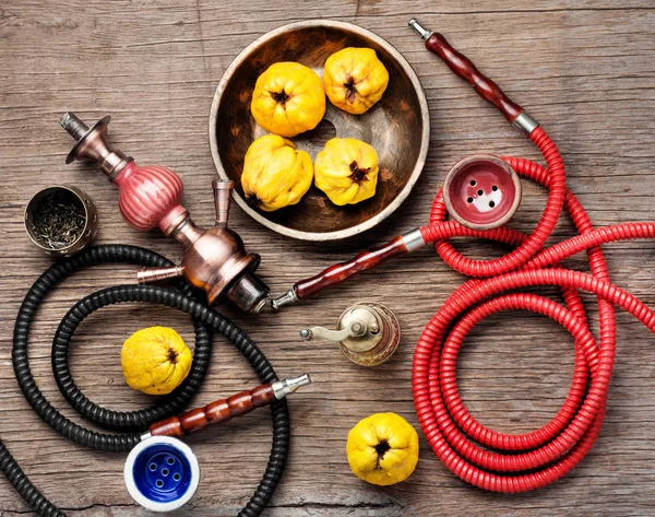 Oosterse Rokende Hookah Met Mondstukken Met Quince Smaak — Stockfoto