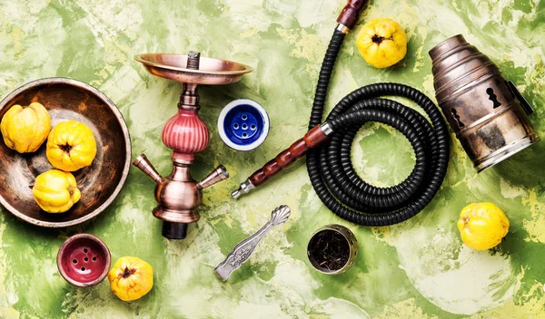 Orientalne Palenie Hookah Ustnikami Smaku Pigwy Shisha Reklamy — Zdjęcie stockowe