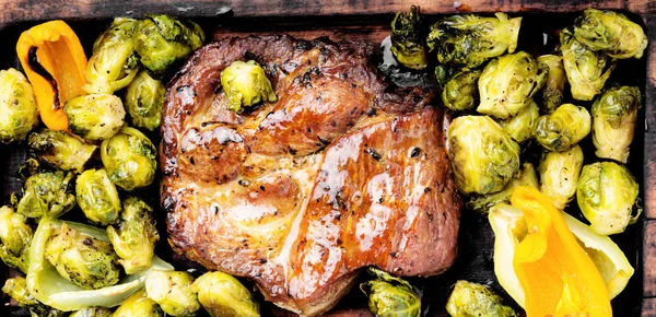 Sappige Biefstuk Medium Zeldzaam Rundvlees Houten Keukenplank Gegrild Vlees Met — Stockfoto