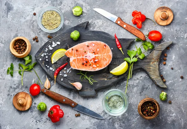Steak Salmon Mentah Pada Retro Memotong Board Fish Steak Salmon — Stok Foto