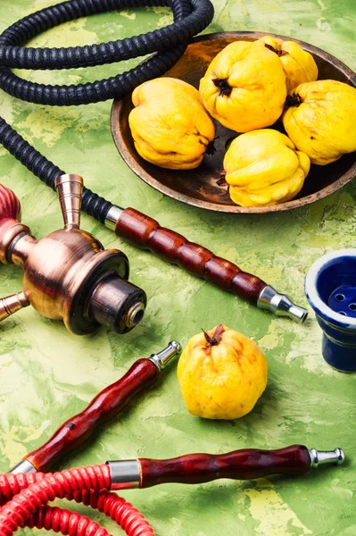 Oosterse Rokende Hookah Met Mondstukken Met Quince Smaak — Stockfoto