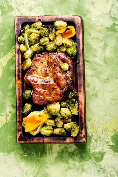 Gegrilde Vleessteak Met Groenten Het Keukenbord Gegrild Vlees Met Groenten — Stockfoto