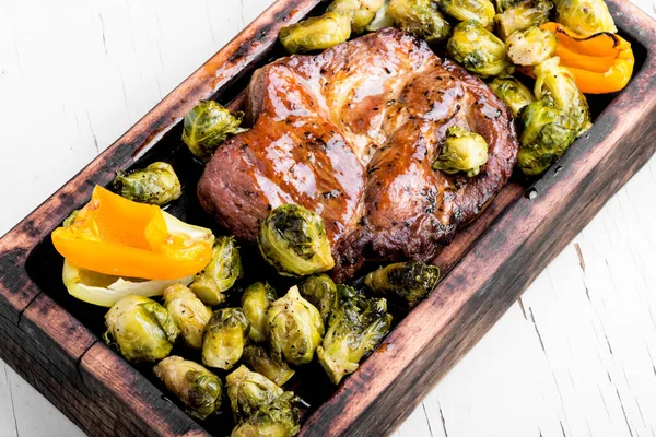 Grilled Vlees Steak Medium Rare Snijplank Grilled Vlees Met Spruitjes — Stockfoto