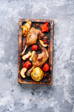 Elma ve sebzeyle pişirilmiş ızgara ördek bacağı. Diyet et. Noel zamanı yemek pişirme.