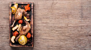 Elma ve sebzeli kızarmış ördek bacağı. Beslenme eti.