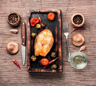 Izgara somon, domates, biber ve lahana. Sebze garnitürlü balık bifteği. Izgara taze balık.