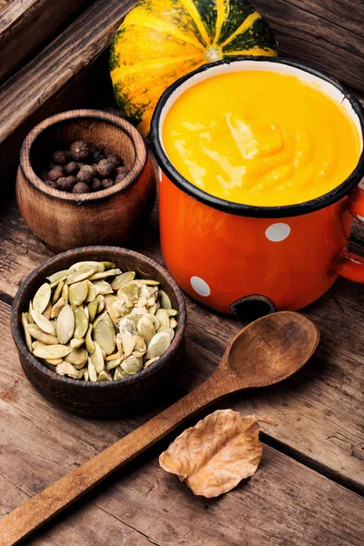 Вегетарианский Осенний Тыквенный Сливочный Суп Металлической Кружке Осенняя Еда — стоковое фото
