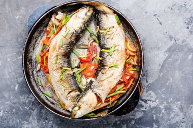 Sebzelerle doldurulmuş fırında deniz balığı. Diyet ve sağlıklı yiyecekler.