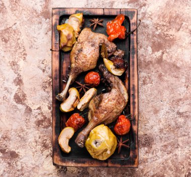 Elma ve sebzeyle pişirilmiş ızgara ördek bacağı. Noel 'de pişiyor.