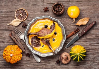 Kabak püresi içinde ızgara ördek bacağı. Diyet et. İtalyan yemeği.