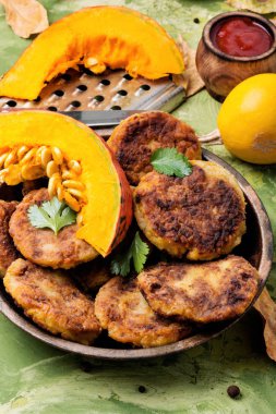 Sonbahar balkabağından vejetaryen pirzola. Sonbahar yemekleri