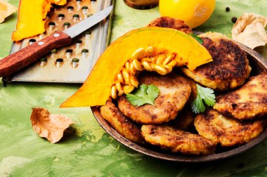 Sonbahar balkabağından vejetaryen pirzola. Sonbahar yemeği. Diyet konsepti..