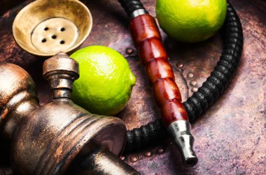 Doğu sigara nargile ağızlıkların kireç lezzet ile. Shisha reklam. Kireç duman shisha