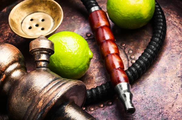 Cachorro Fumante Oriental Com Bocais Com Sabor Limão Shisha Advertising — Fotografia de Stock