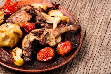 Kızarmış ördek elma ile pişmiş. Diyet et. Ördek eti