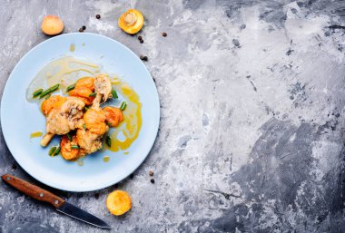 Tavuk budu kayısı sos ihtiva eder. Fırında tavuk eti