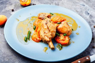 Tavuk budu kayısı sos ihtiva eder. Fırında tavuk eti