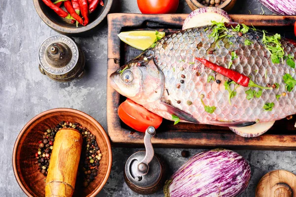 Roher Fisch Mit Zutaten Zum Kochen Auf Schneidebrett Gesunde Ernährung — Stockfoto