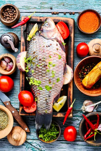 Roher Fisch Mit Zutaten Zum Kochen Auf Schneidebrett Gesunde Ernährung — Stockfoto