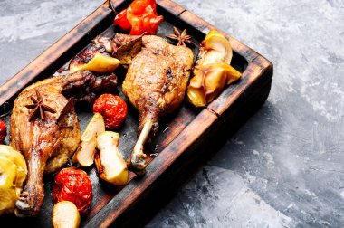 Elma ve sebzeli kızarmış ördek budu. Ördek eti.