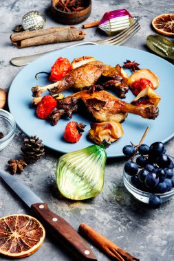 Elma ve sebzeli kızarmış ördek.