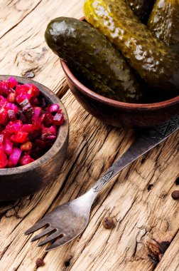 Klasik salata salata - haşlanmış sebze salatası. Rus yemekleri. Vejetaryen yiyecekler.