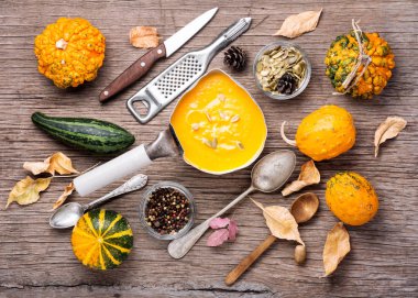 Retro tencerede sonbahar kabak kremalı çorba. Sonbahar gıda