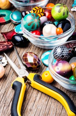 Mücevher yapımı ve boncuklama işlemi. Renkli boncuklar. Boncuk karışımı.