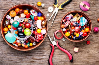 Kuyumculuk ve boncuk süreci. Renkli boncuk. Boncuklu takılar