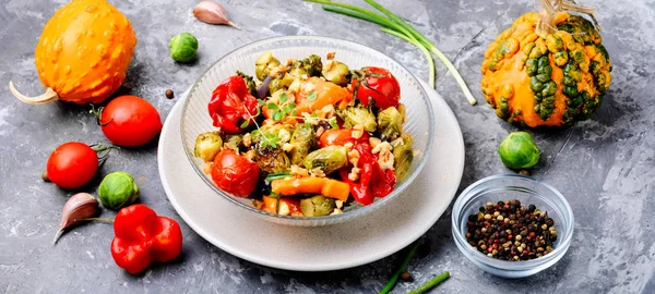 Herfstsalade Van Gebakken Groenten Salade Van Pompoen Spruitjes Tomaten Uien — Stockfoto