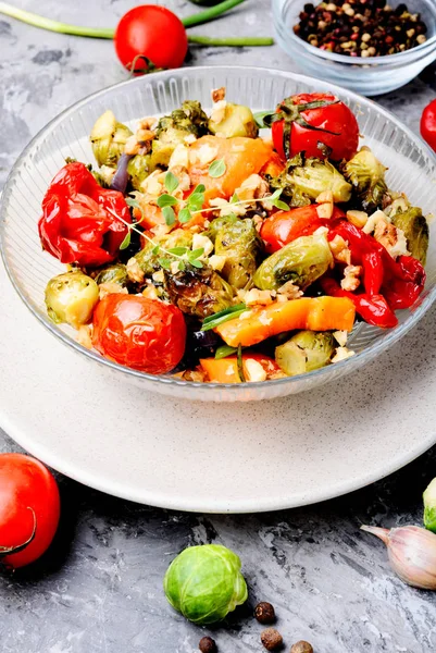 Salada Outono Verduras Assadas Salada Abóbora Couve Bruxelas Tomates Cebolas — Fotografia de Stock