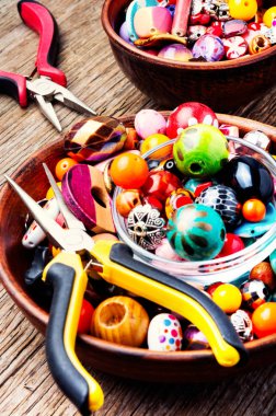 Kuyumculuk ve boncuk süreci. Renkli boncuk ayarlayın. Creativity.Handmade