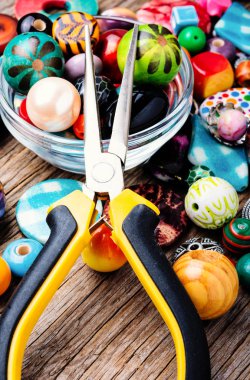 Mücevher yapımı ve boncuklama işlemi. Renkli boncuklar. Boncuk karışımı.