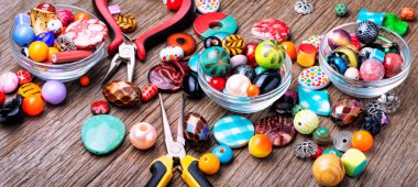 Mücevher yapımı ve boncuklama işlemi. Renkli boncuklar. Boncuk karışımı.