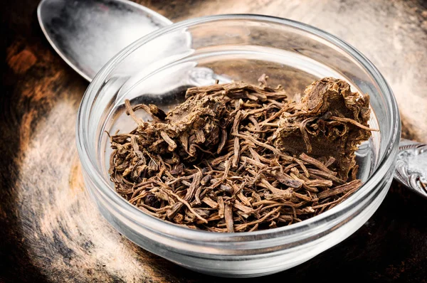 Kurutulmuş köksaplar ve kökleri, valerian tıbbi. Tedavi edici otlar