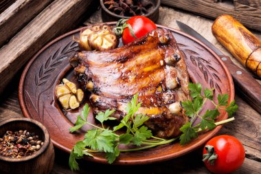 Lezzetli ızgara domuz pirzolası tabakta. Amerikan mutfağı.