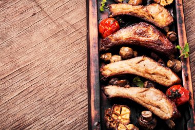 Bir eski kesme tahtası üzerinde domuz kaburga. Yaz Barbekü