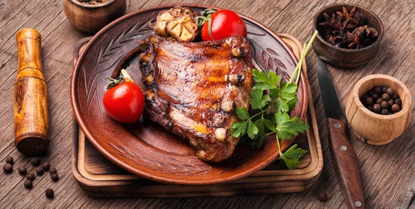 Gebratene Schweinerippchen Mit Tomate Auf Holztisch — Stockfoto