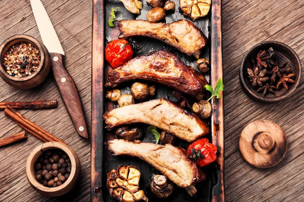 Costillas Parrilla Una Antigua Tabla Cortar Madera Vintage —  Fotos de Stock