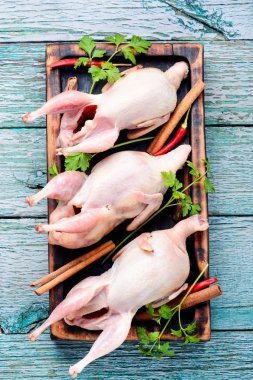 Bir mutfak kurulu ve malzemeler taze çiğ bıldırcın