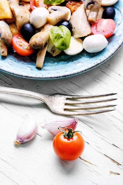 Ensalada Verduras Primavera Con Croutons Huevos Aceitunas —  Fotos de Stock