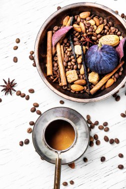 Kahve çekirdekleri, tarçın ve anasonu. Çeşitli baharat ve kahve