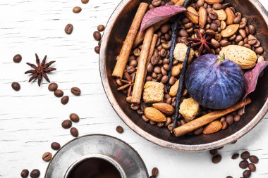 Kahve çekirdekleri, tarçın ve anasonu. Çeşitli baharat ve kahve