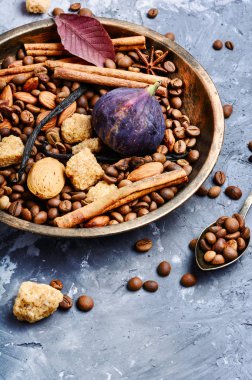 Kahve çekirdekleri, tarçın, Yıldız anason ve baharat. Aromalı kahve baharat