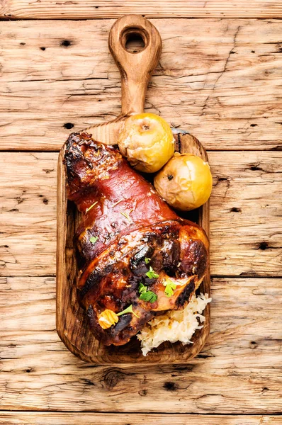 Gebratene Schweinshaxe Auf Dem Holzschneidebrett — Stockfoto