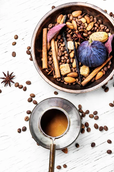 Kahve çekirdekleri, tarçın ve anasonu. Çeşitli baharat ve kahve