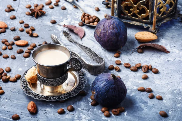 Kaffeetasse Und Kaffeebohnen Auf Herbstlichem Hintergrund Mit Feigen — Stockfoto